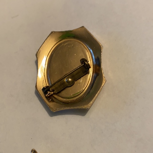3/$30 vintage Gold Tone Brooches - Picture 7 of 7